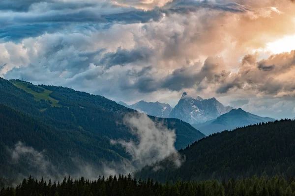 Туманный летний горный ландшафт. Фильтрованное изображение: перекрестная обработка . — стоковое фото