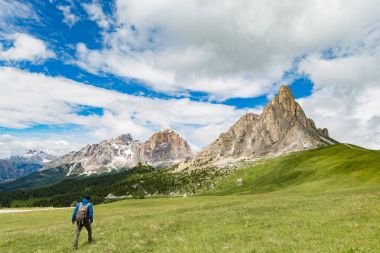 Dağın tepesine git dostum. Hiking, trekking, seyahat kavramı