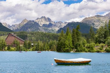 Huzurlu dağ gölü Milli Parkı yüksek Tatra içinde. Dramatik bulutlu gökyüzü. Strbske pleso, Slovakya, Avrupa. Güzellik dünya.