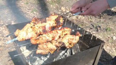Adam gıda üzerinde Barbekü Izgara yakın çekim