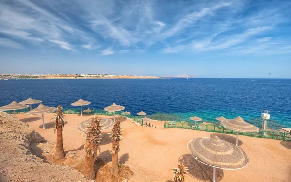 Soluppgång och stranden på lyxhotell, sharm el sheikh, Egypten — Stockfoto