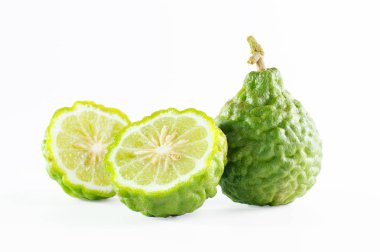 Yeşil sert kabuğu bergamot meyve veya Güney Afrika'da bir kabile kireç izole üzerinde beyaz