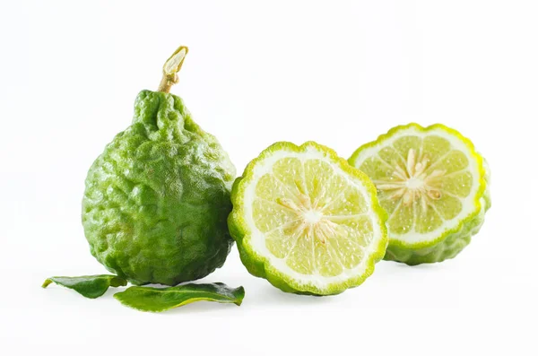 Zielony szorstka skórka owoców bergamotki lub kaffir liście limonki biały na białym tle na — Zdjęcie stockowe
