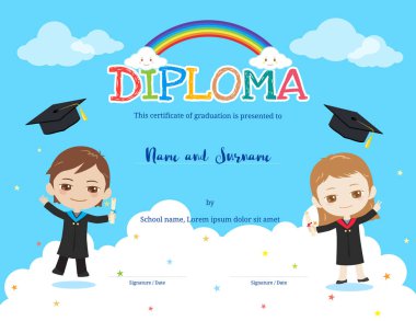 Renkli çocuklar diploma sertifika şablonunda karikatür tarzı gökkuşağı ve gökyüzü arka plan, çocuk ve diploma tutarak ve akademik elbise ve mezuniyet kap giyen kız 