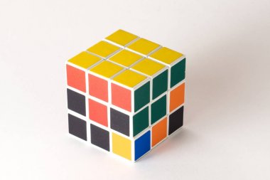 Beyaz arka plan üzerinde Rubik küpü. Çözüm sırası aşama