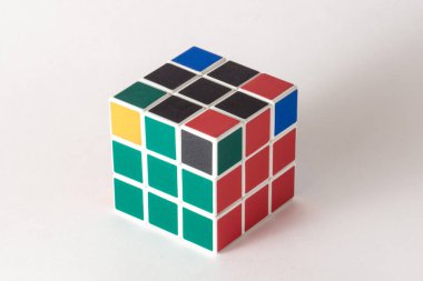 Beyaz arka plan üzerinde Rubik küpü. Çözüm sırası sahne yedi