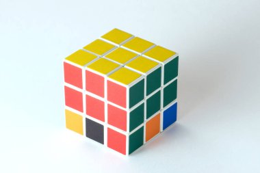 Beyaz arka plan üzerinde Rubik küpü. Çözüm sırası sahne 3
