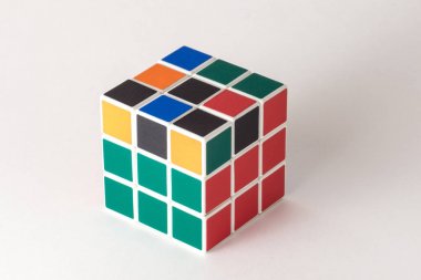 Beyaz arka plan üzerinde Rubik küpü. Çözüm sırası Dördüncü aşama