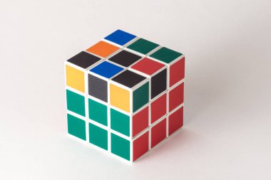 Beyaz arka plan üzerinde Rubik küpü. Çözüm sırası Dördüncü aşama