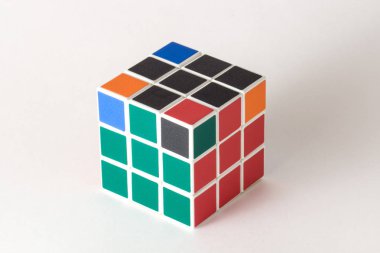 Beyaz arka plan üzerinde Rubik küpü. Çözüm sırası Sahne 6