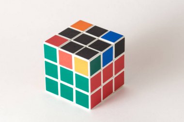 Beyaz arka plan üzerinde Rubik küpü. Çözüm sırası sahne 5