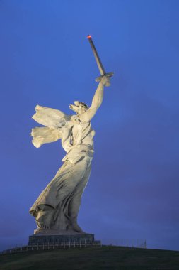 Vatan çağırıyor. Heykelin üzerine Volgograd Mamayev Kurgan. Büyük Vatanseverlik Savaşı İkinci Dünya Savaşı parçası ve Stalingrad Savaşı Anıtı