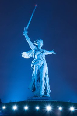 Vatan çağırıyor. Heykelin üzerine Volgograd Mamayev Kurgan. Büyük Vatanseverlik Savaşı İkinci Dünya Savaşı parçası ve Stalingrad Savaşı Anıtı