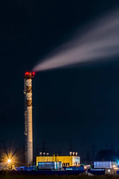 Vista Nocturna Invierno Torre Tuberías Emitiendo Vapor Humo Cielo — Foto de Stock