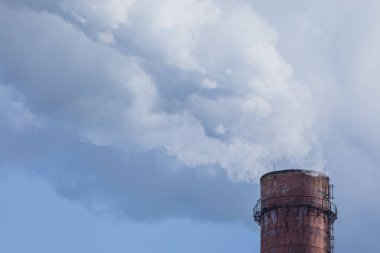 Bitki veya fabrika mavi gökyüzü arka plan üzerinde dumanı tüten boru. Modern sanayi peyzaj