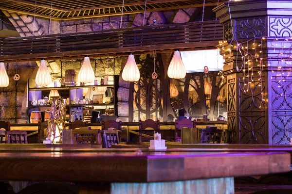 Işıklar bir romantik akşam yemeği için bir modern kafe ya da Restoran lambalar ile iç