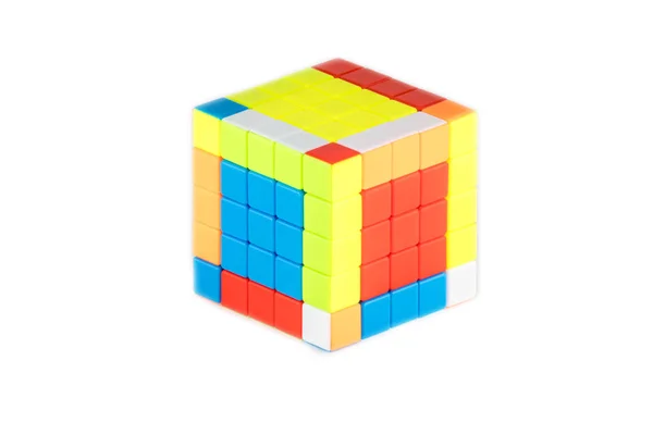 Han Rubiks Kub Fem Fem Den Vita Bakgrunden Lösning Sekvens — Stockfoto