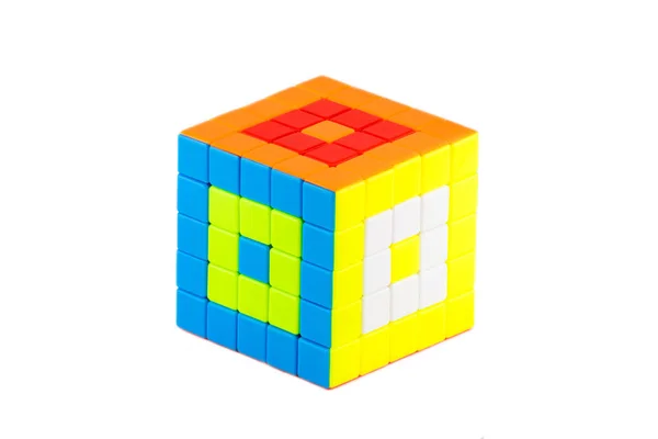 Beşte Beş Beyaz Arka Plan Üzerinde Rubik Küp Çözüm Yolu — Stok fotoğraf