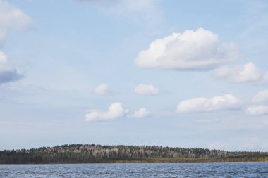 Lake forest bir gökyüzü. Açık güneşli bahar manzara veya sahne