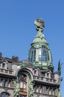Güneşli gün görünümünde şarkıcı ev veya ev kitaplar Saint Petersburg'daki Nevsky Prospekt üzerinde