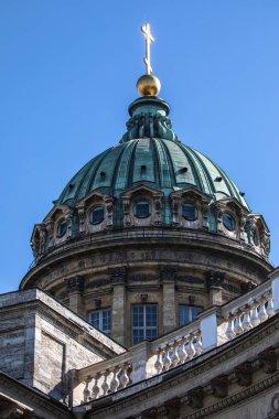 Kazan Katedrali veya Kazanskiy Kafedralniy Sobor Saint Petersburg'daki Nevsky Prospekt üzerinde görünümünde güneşli gün