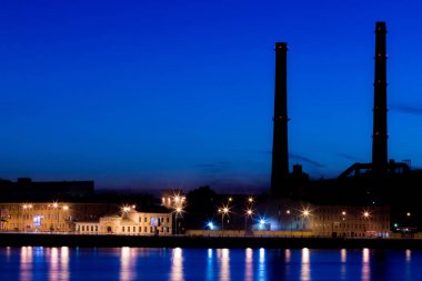 Akşam termal güç istasyonunda Neva nehir setin Sankt Petersburg, Rusya