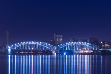 Demiryolu köprüsünde Saint Petersburg, Rusya Federasyonu Neva nehri geçip akşam veya gece görüntülemek