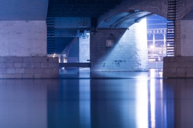 Saint Petersburg, Rusya akşam veya gece Neva nehri geçip Alexander Nevsky köprünün altında