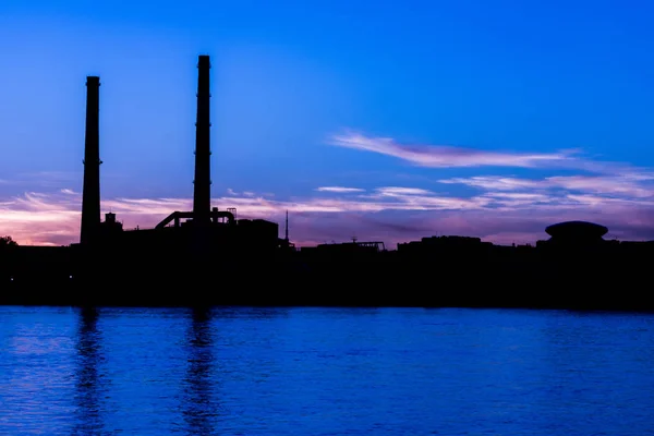 Wieczorem Elektrownia Cieplna Nabrzeże Rzeki Newy Sankt Petersburg Federacja Rosyjska — Zdjęcie stockowe