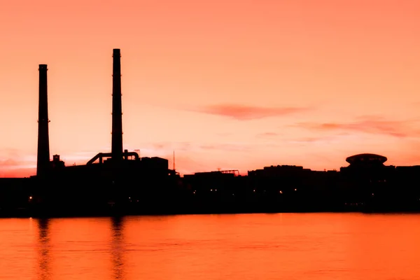 Βράδυ Θερμοηλεκτρικού Σταθμού Σχετικά Τον Ποταμό Νέβα Στην Αγία Πετρούπολη — Φωτογραφία Αρχείου