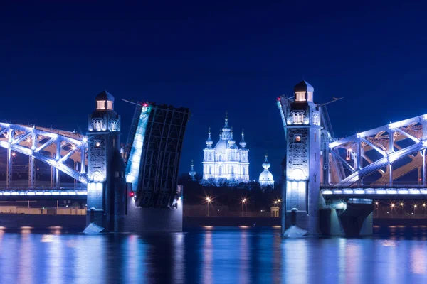 Bolsheokhtinsky 或彼得的角度看 横跨斯莫尔尼宫和圣彼得堡的大桥 在晚上或晚上 俄罗斯的圣彼得斯堡大教堂 — 图库照片