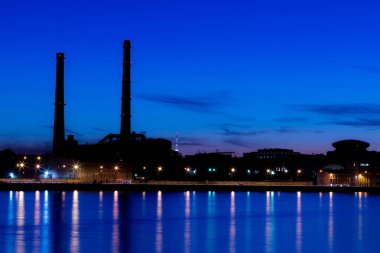 Akşam termal güç istasyonunda Neva nehir setin Sankt Petersburg, Rusya