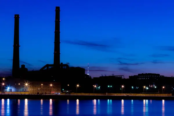 ロシア連邦 サンクトペテルブルクのネヴァ川の堤防で夜火力発電所 — ストック写真