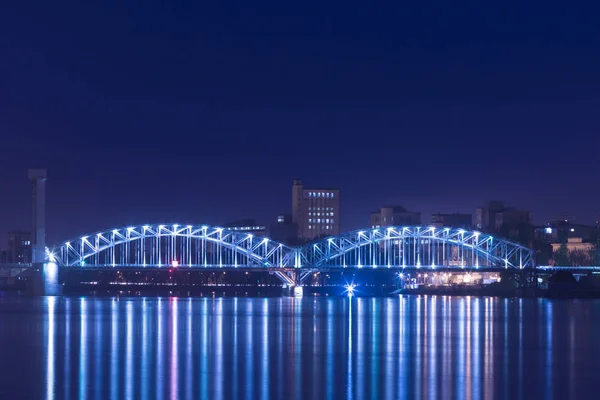 Demiryolu Köprüsünde Saint Petersburg Rusya Federasyonu Neva Nehri Geçip Akşam — Stok fotoğraf