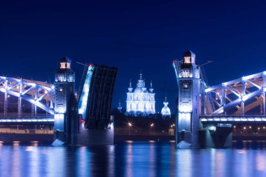 Bolsheokhtinsky veya Peter büyük Bridge Neva nehir ve Smolny katedral Sankt Petersburg, Rusya genelinde akşam veya gece göster