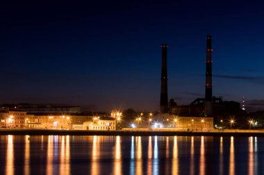 Akşam termal güç istasyonunda Neva nehir setin Sankt Petersburg, Rusya