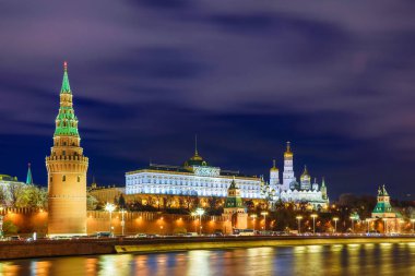 Moskova Kremlin 'i Büyük Kremlin Sarayı' yla aydınlatmış. Rusya devlet başkanının ikametgahı. Moskva Nehri 'nin seti manzaralı. Akşamları mavi saatte şehir manzarası