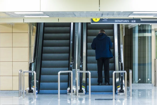 Samotny Mężczyzna Schodach Wylotowych Lub Ruchomych Schodach Międzynarodowym Lotnisku Lub — Zdjęcie stockowe