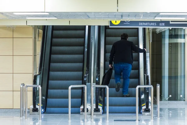 Único Hombre Escalera Mecánica Salida Escalera Móvil Aeropuerto Internacional Estación —  Fotos de Stock