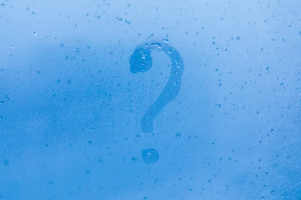 Soru işareti resmi ya da mavi akşam ya da sabah vitrininde damlaları olan şekil 