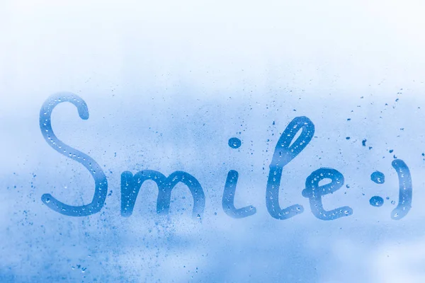 Vrolijke Kinderinscriptie Glimlach Blauwe Avond Ochtendruit Met Druppels — Stockfoto