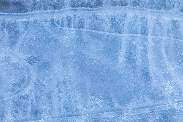 冬の霜の中での水溜り又はプールの氷の質感又は背景のマクロ又はクローズアップショット — ストック写真