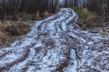 Kötü zemin ya da toprak kırsal ya da banliyö yolu ya da su birikintileri, havuzlar, çamur ve çamur ile dolu yollar.
