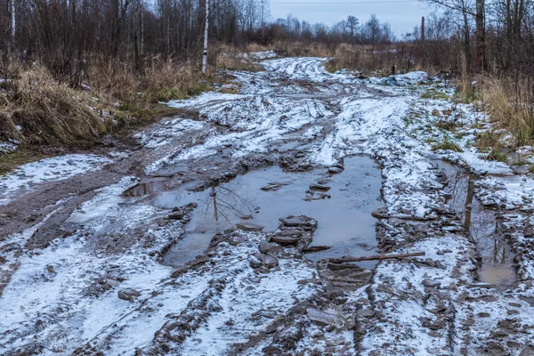 Kötü zemin ya da toprak kırsal ya da banliyö yolu ya da su birikintileri, havuzlar, çamur ve çamur ile dolu yollar.
