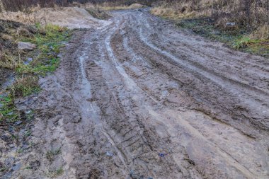 Kötü zemin ya da toprak kırsal ya da banliyö yolu ya da su birikintileri, havuzlar, çamur ve çamur ile dolu yollar.