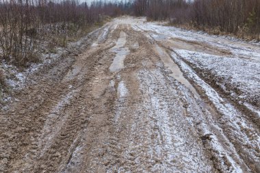Kötü zemin ya da toprak kırsal ya da banliyö kış yolu ya da buz, kar, su birikintileri, havuzlar, çamur ve sulu kar