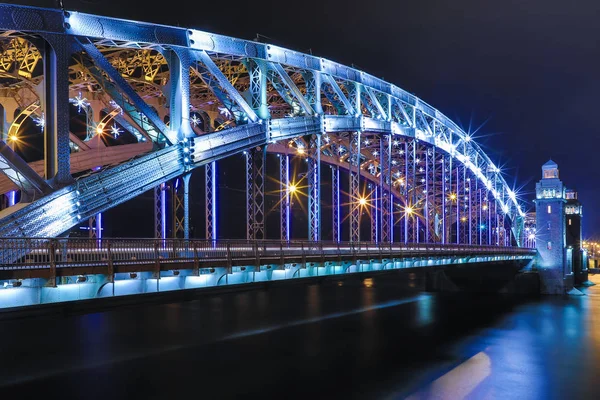 在俄罗斯圣彼得堡的涅瓦河上的布尔什维克丁斯基桥或彼得大帝桥的景观 冬季新年或圣诞之夜 — 图库照片