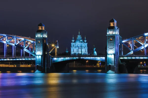 Bolsheokhtinsky ya da Neva Nehri üzerindeki Büyük Köprü Peter ve Rusya 'nın Saint Petersburg kentindeki Smolny Katedrali' nin kışın ya da Noel gecesinde manzarası