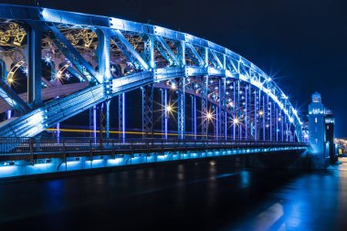 Bolsheokhtinsky ya da Büyük Köprü Petrus 'un Saint Petersburg, Rusya' daki Neva Nehri üzerindeki yeni yıl ya da Noel gecesi manzarası