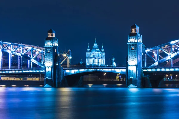 Bolsheokhtinsky ya da Neva Nehri üzerindeki Büyük Köprü Peter ve Rusya 'nın Saint Petersburg kentindeki Smolny Katedrali' nin kışın ya da Noel gecesinde manzarası